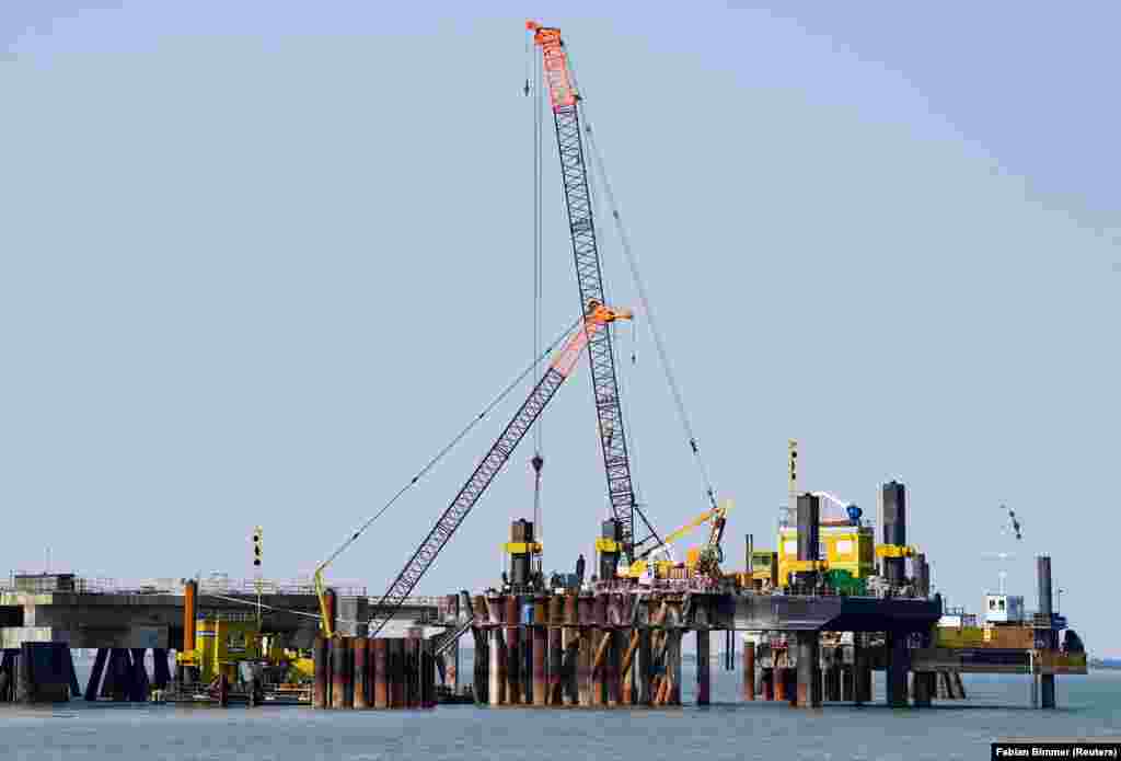 Terminal plutitor de gaze naturale lichefiate în construcție în apropiere de Wilhelmshaven, 16 august.&nbsp; Germania construiește două terminale de gaz pentru a face mai eficiente importurile din alte țări, încercând, în același timp, să se aprovizioneze la timp pentru iarnă. Până în noiembrie, Berlinul își propune ca rezervele de gaz să fie 95% pline.&nbsp;