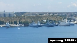 Корабите на руския Черноморски флот акостираха близо до кея Курина в Севастополския залив, Украйна, на 18 август.