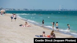 Turiștii care ajung pe litoralul românesc merg acolo fie pentru un weekend, fie pentru un sejur de 3-4 zile asigurat cu ajutorul tichetelor de vacanță oferite de guvern angajaților care lucrează la stat.
