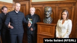 Toroczkai László, a Mi Hazánk elnöke és Dúró Dóra, a párt elnökhelyettese, az Országgyűlés alelnöke felavatja Horthy Miklós szobrát Dúró Dóra alelnöki irodájában a Parlamentben 2022. augusztus 30-án