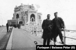 Dy burra në breg të detit në Konstancë në vitin 1937 me kazinonë e famshme bregdetare të qytetit në sfond.