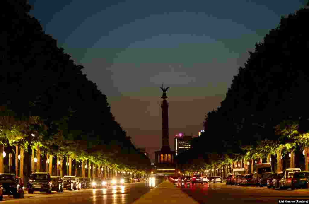 Coloana Victoriei din Berlin se numără printre monumentele lăsate în beznă.&nbsp; Pe 24 august, Germania a aprobat măsuri drastice de reducere a consumului de energie, inclusiv limitarea încălzirii la 19 grade Celsius în interiorul clădirilor publice și oprirea iluminatului monumentelor. De asemenea, s-a luat în discuție interzicerea piscinelor private încălzite.&nbsp;