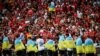 Lojtarët e Dinamo Kievit hyjnë në fushë me flamuj kombëtarë ukrainas, gjatë një ndeshjeje kundër SL Benfica-s në Portugali, më 23 gusht, 2022.