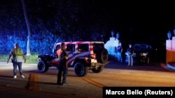 Policajci i pripadnici tajne službe stražare ispred Trumpove kuće u Palm Beachu, Florida, SAD, 8. kolovoza 2022.