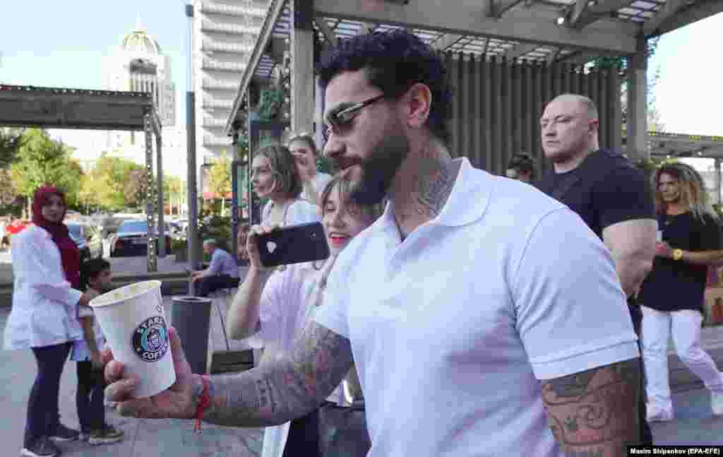 Stars Coffe u hap nga reperi rus, Timati, i cili kishte publikuar një këngë më 2015, në tekstin e së cilës thuhej: &ldquo;Presidenti Putin është shoku im i ngushtë&rdquo;. Ky zinxhir kafesh ka bashkëpronar edhe gastronomin, Anton Pinskiy. Ata së bashku morën dyqanet që më herët shfrytëzoheshin nga Starbucks dhe aty do të hapen dyqanet e Stars Coffe në muajt në vazhdim. Starbucks kishte 130 degë në Rusi dhe pothuajse 2.000 punëtorë. &nbsp;