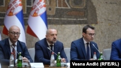 Kryetari i Listës Serbe, Goran Rakiq, nënkryetari i kësaj partie, Millan Radoiçiq, dhe shefi i Zyrës për Kosovën në Qeverinë serbe, gjatë një mbledhjeje në Beograd me presidentin serb, Aleksandar Vuçiq. 21 gusht 2022.