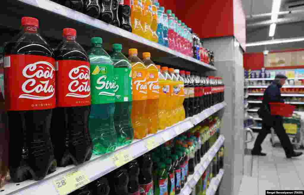 Kompania Coca-Cola ndaloi prodhimin dhe shitjen në Rusi në muajin gusht. Por, një mori pijesh të ngjashme janë duke u prodhuar Rusi dhe po mbushin raftet në dyqanet ruse. Në këtë fotografi shfaqen pijet ruse: Cool Cola, Street dhe Fancy, që shiten në një dyqan në Moskë. &nbsp; &nbsp;