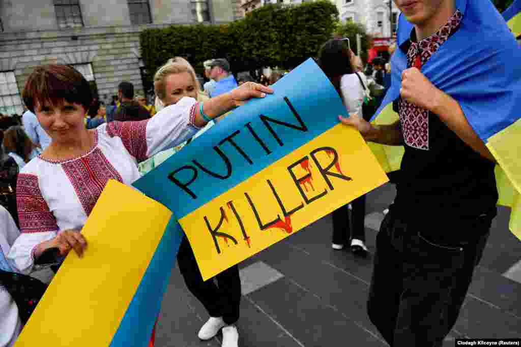 Oroszország ukrajnai inváziója ellen tüntető emberek az ukrán függetlenség napi felvonuláson az írországi Dublinban