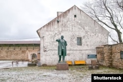 Spomenik Lenjinu koji je 1990-ih premješten iz centra Narve u ovaj neobičan prostor u gradskom dvorcu Hermann