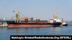 Брод со жито на пристаништето во Одеса. Архивска фотографија. 