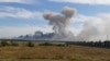 Coloana de fum care se ridica de la baza aeriană rusă din estul peninsulei Crimeea, unde s-au înregistrat mai multe explozii, Ucraina, 9 august 2022.