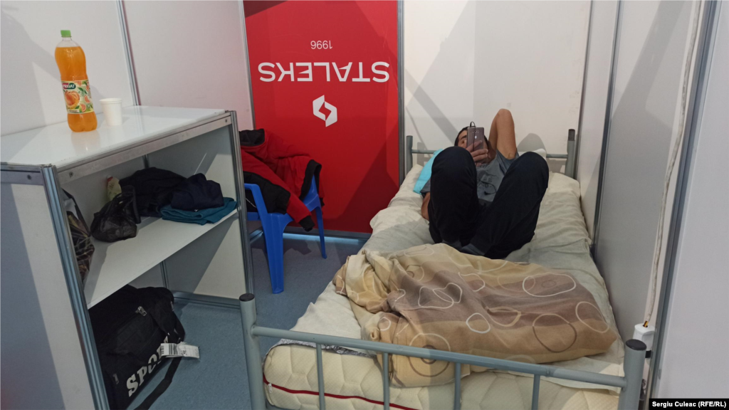 La Centrul de plasament pentru refugiați de la Moldexpo erau vineri, la ora prânzului, 113 oameni dintre care 34 copii. Unii au venit organizat cu autocarul, alții cu autostopul sau pe jos. Vineri, către ora 8.00, 315 cetățeni ucraineni au depus cereri în acest sens la Biroul de Migrație și Azil. În primă fază, centrele de cazare a refugiaților organizate de autorități pot prelua peste 1000 de persoane. În dimineața zilei de vineri, în jur de 200 de persoane erau găzduite la centrele de refugiați. Majoritatea cetățenilor care vin în R. Moldova spun că vin la rude, prieteni sau că se vor descurca pe cont propriu, a spus ministra de Interne, Ana Revenco.
