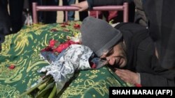 Një i afërm i gazetarit Saeed Jawad Hossini, qan gjatë varrimit të gazetarit të vrarë më 21 janar, 2016