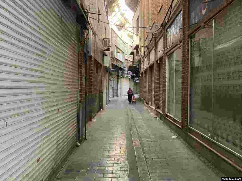 Așa arăta Marele Bazar din Teheran în ziua de 15 noiembrie, când piața interioară, de obicei plină de oameni, a rămas, în mare parte, pustie, cu magazinele închise.