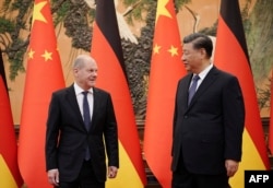 Olaf Scholz német kancellár (balra) találkozik Hszi Csin-ping kínai vezetővel Pekingben novemberben
