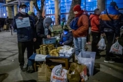 Önkéntes segítők a Nyugati pályaudvaron 2022. március 2-án
