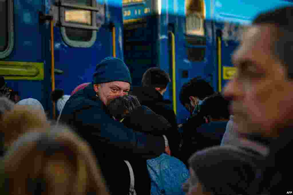 Një burrë duke i thënë lamtumirë vajzës së tij, para se ajo të hipte në një tren evakuimi, në stacionin qendror të trenit, në Kiev, më 28 shkurt.