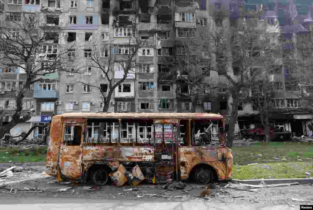 Egy kiégett busz Mariupolban április 19-én. A két hónapja tartó offenzíva során porig rombolt kikötővárosban, az ellenállók utolsó bástyájának számító Azovstal acélüzemben hétfőn is folytatódott az ellenállás Olekszij Aresztovics ukrán elnöki tanácsadó szerint