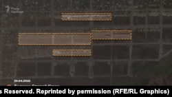 Imagini din satelit oferite de Planet, în 24 aprilie 2022, arată o groapă comună în satul Starîi Krîm din apropiere de Mariupol