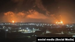 O captură de ecran de pe rețelele de socializare, înfățișând incendii la o instalație de depozitare a petrolului din Briansk, 25 aprilie 2022.