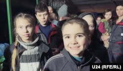 Gyerekek egy bunkerben az Azovstal acélgyárban az ukrán erők állítása szerint 2022. április 23-án