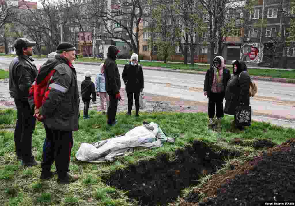 Импровизиран погреб за локален жител во Мариупол на 19 април. Висок американски функционер на 19 април рече: &bdquo;Пентагон гледа дека започнаа некои ограничени офанзивни операции југозападно од Доњецк и јужно од Изум и верува дека овие офанзиви се увертира за поголеми офанзивни операции што Русите ги планираат&ldquo;.