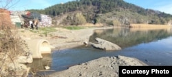 Цевка од канализација кај населбата Грашница, од каде се влеваат фекалии во водите на Охридското Езеро.