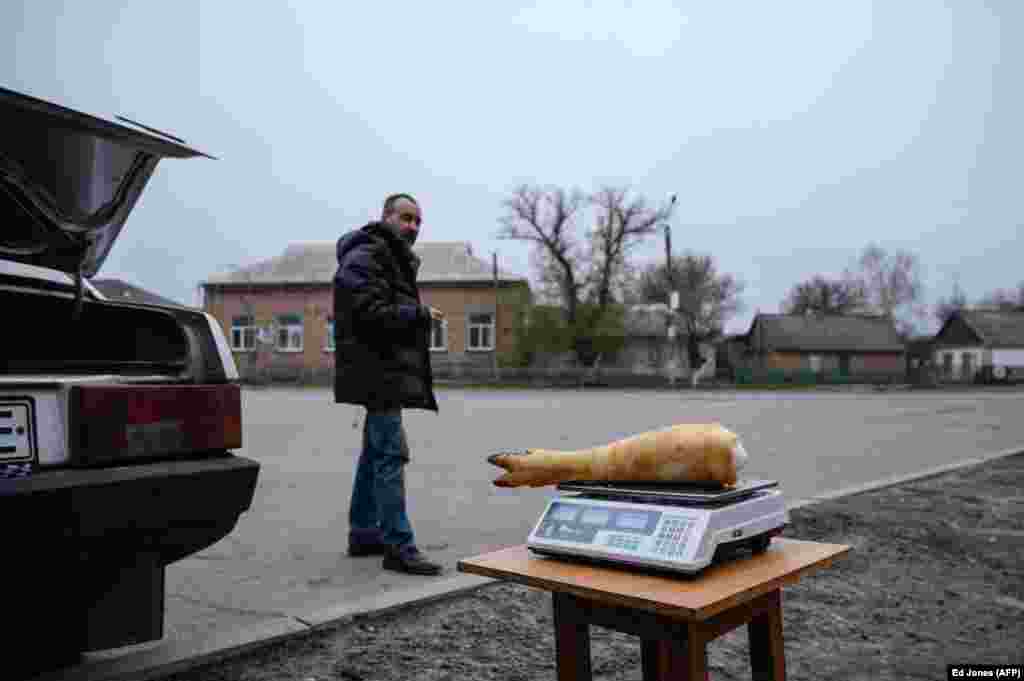 Се продава свинска нога на улица во Орихив на 19 април.
