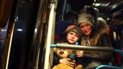 O femeie plțnge după ce a aflat că trebuie să se dea jos din autobuzul care ar fi trebuie s-o scoată din Liov pentru că era rezervat orfanilor, 3 martie 2022.