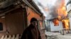 Trupele ruse bombardează masiv populația civilă pe singura rută folositp de localnici pentru. afugi din orașul Irpin, situayt la 24 de kiolemru distanță de Kiev, în timp ce invadatorii înaintează spre capitala Ucrainei. 6 martie 2022.