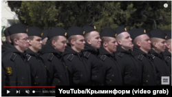Стоп кадър, показващ Сергей Грудинин (третия отдясно) във видеото, публикувано на 16 април от Министерството на отбраната на Русия