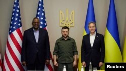 Nga e majta: sekretari amerikan i Mbrojtjes, Lloyd Austin, presidenti i Ukrainës, Volodymyr Zelensky, dhe sekretari amerikan i Shtetit, Antony Blinken.