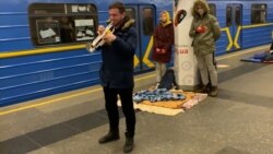 Këngë në vendstrehime: Muzika frymëzon Ukrainën e dërrmuar nga lufta