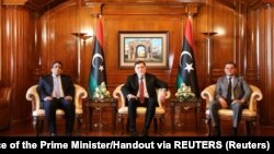 Premijer Libije Abdulhamid Dbeibeh, njegov prethodnik bivši međunarodno priznati predsednik Vlade Fayez al-Sarraj i šef Predsedničkog saveta Mohammed al-Menfi tokom primopredaje dužnosti u Tripoliju, 16. mart 2021. 