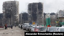 Një kolonë e gjatë veturash shihet në rrugët e qytetit të rrethuar të Mariupolit, teksa civilët largohen nga ky qytet që ka pësuar dëme të mëdha nga bombardimet ruse. 17 mars 2022.
