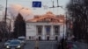 Претставник на Мариупол тврди дека е бомбардиран театарот, Русија демантира 
