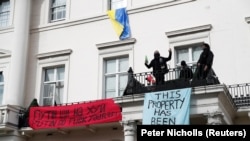 Сквотери го окупираа замокот на Дерипаска во скапата населба Најтсбриџ 