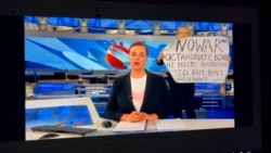 Një protestuese del papritur në studion e televizionit rus