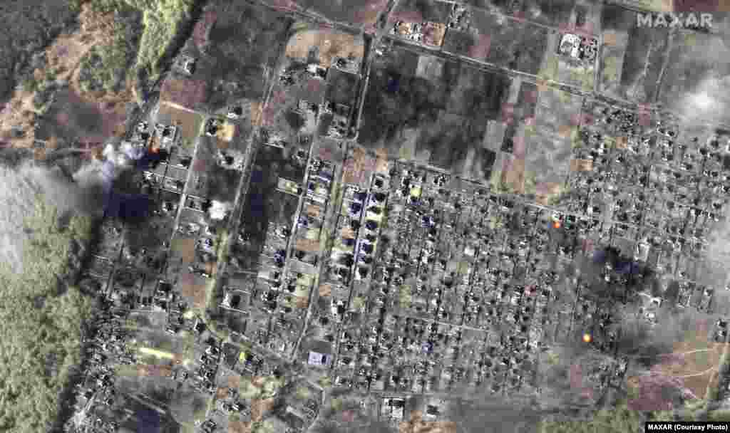 Imagini color și în infraroșu ale incendiilor ale caselor în flăcări din localitatea Mosciun, o suburbie nord-vestică a Kievului, pe 14 martie.