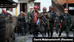 Ситуация остается патовой – шахты закрыты и, по словам профсоюзов, расследование по выявлению виновников трагедии топчется на месте