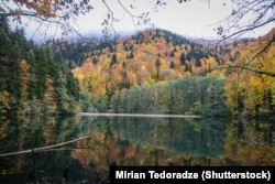 Őszi látkép a georgiai Bateti tóval.