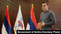 Petar Petković: Najbolji rezultat Srpske liste od kada učestuje na izborima. Na fotografiji tokom razgovara sa srpskim izbeglicima sa Kosova u Smederevu, 12. oktobar 2021. 