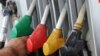 Eurosuper po litru košta 1,54 eura, a eurodizel 1,39, što je rekord u posljednjih deset godina. (fotogafija: točenje goriva na jednoj od pumpi u Podgorici)