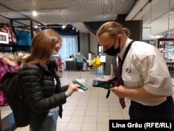 În mall se controlează certificatul Covid, Riga, Letonia, 14 octombrie 2021