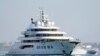 Super-iahtul Amadea navighează în Golful San Diego pe 27 iunie 2022. Superyachtul de 325 de milioane de dolari a fost confiscat de Statele Unite de la un oligarh rus sancționat.