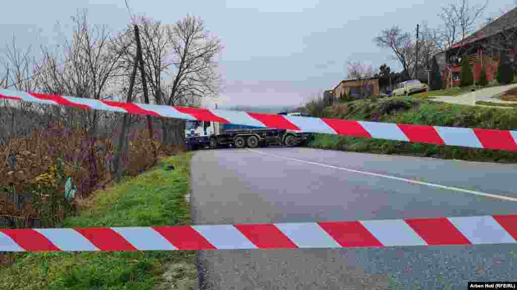Serbët lokalë kanë vendosur shirita para barrikadave në Rudarë të Zveçanit.&nbsp;