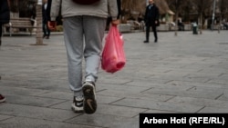Prodhuesit e qeseve të plastikës pajtohen që qeset me një përdorim të bëhen me pagesë.