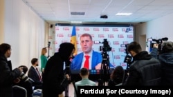 Liderul Partidului Șor, deputatul fugar Ilan Șor susține o conferință de presă de la distanță, decembrie 2022.