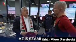 Orbán Viktort ajándékkal köszönti Dzsudzsák Balázs focista Budapesten 2022. november 20-án.
