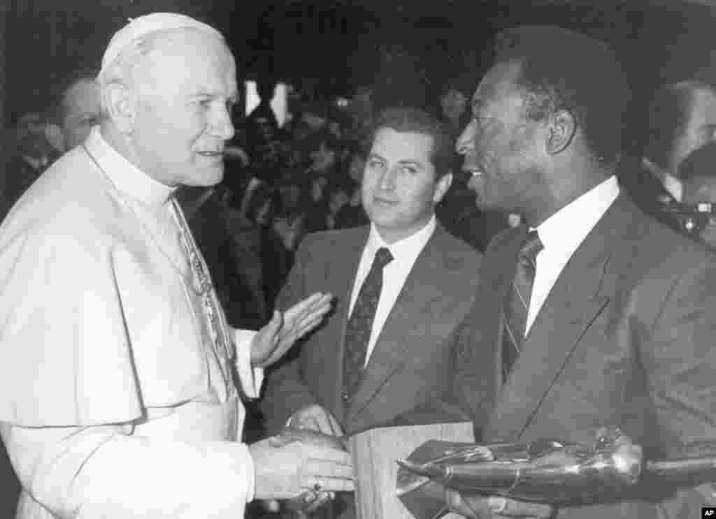 Poglavar Rimokatoličke crkve&nbsp;papa Ivan Pavao II rukuje se sa Peleom na privatnoj audijenciji u Vatikanu,&nbsp;18. mart 1987. Brazilca su čak tri puta primali američki predsjednici, pozvao ga je sam papa u Vatikan, a brojne su mu zemlje dodijelile priznanja. Godine 1994. postao je UNESCO-ov ambasador, a godinu kasnije i brazilski ministar sporta.